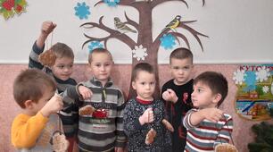 Еко-годівничка. Для горобчика й синички ми зробили годівнички.