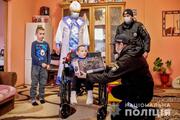 На Закарпатті 8-річний хлопчик прийшов до поліції, щоб розшукати святого Миколая: просив у подарунок для брата інвалідний візок 