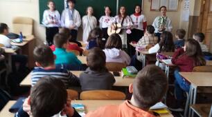 Святий Василь ходить не тільки по домівках, але й відвідує навчальні заклади, де цінують традиції)