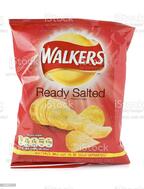 Пакеты Walkers Готовы Соленого Цнисзс На Белом Фоне — стоковые фотографии и другие картинки Картофельные чипсы - iStock