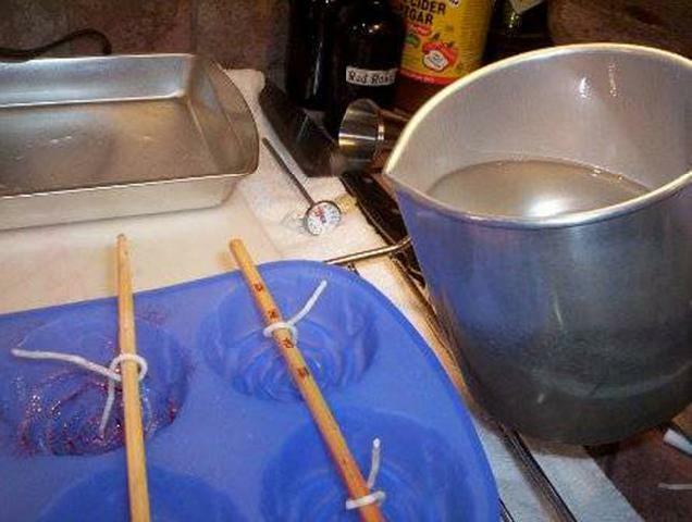 Заливаємо віск у формочки