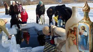 Як правильно та коли саме набирати воду на Водохреще, та в чому її краще зберігати