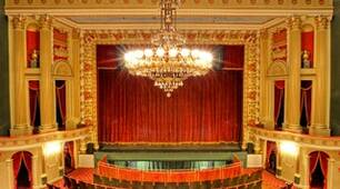  Wir gehen ins Theater