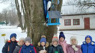 Акція "Годівничка". Учні Телепинського ліцею подарували годівнички птахам.